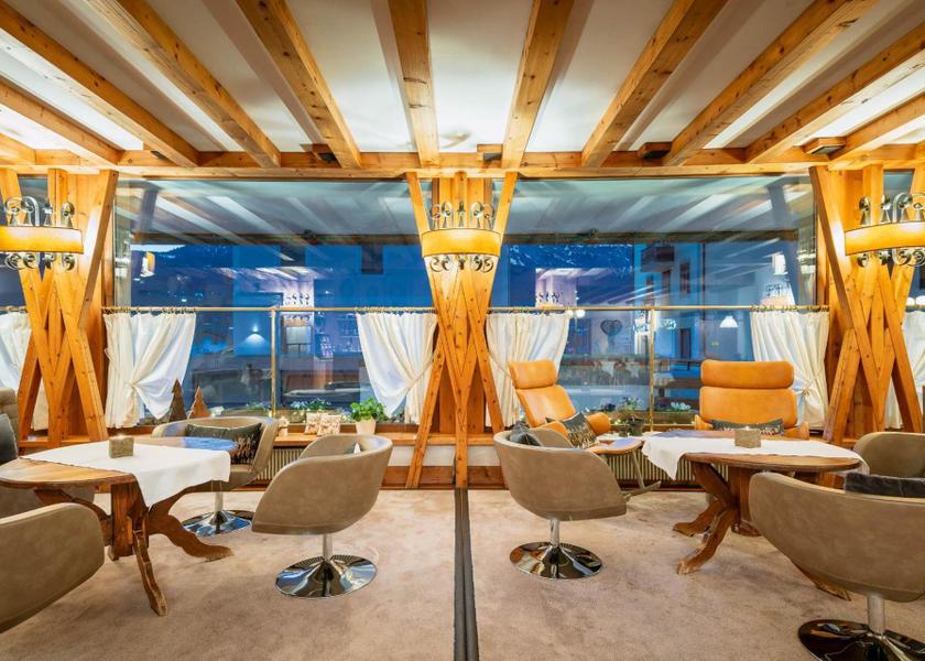 Veneto Cortina d'Ampezzo shared lounge/tv area