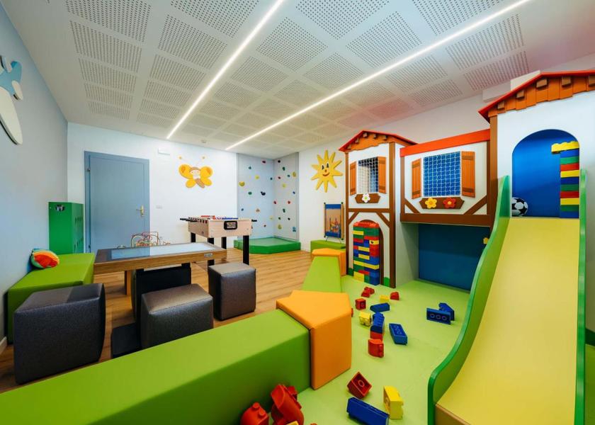 Veneto Cortina d'Ampezzo shared lounge/tv area