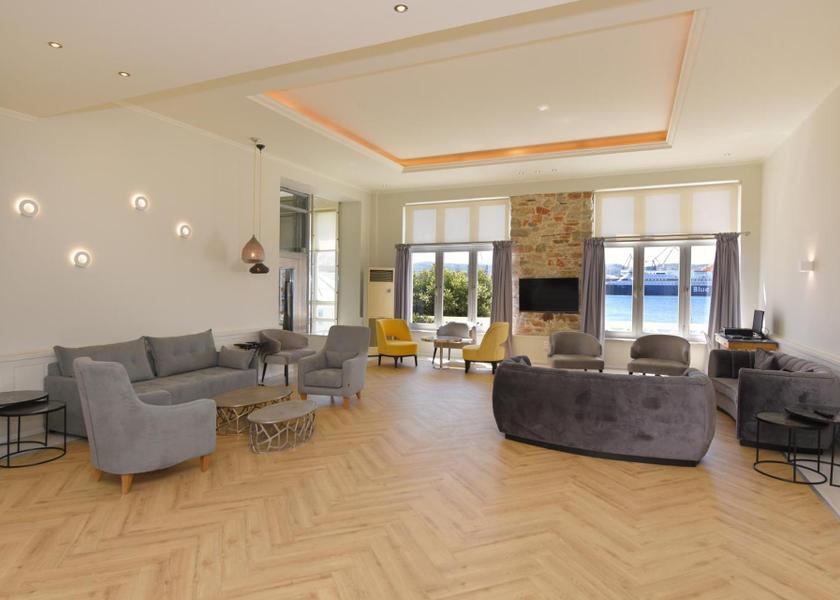 shared lounge/tv area