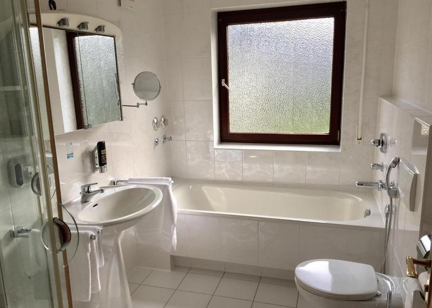 Baden-Württemberg Sindelfingen Family Room with Bath