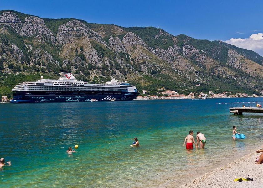  Kotor beach