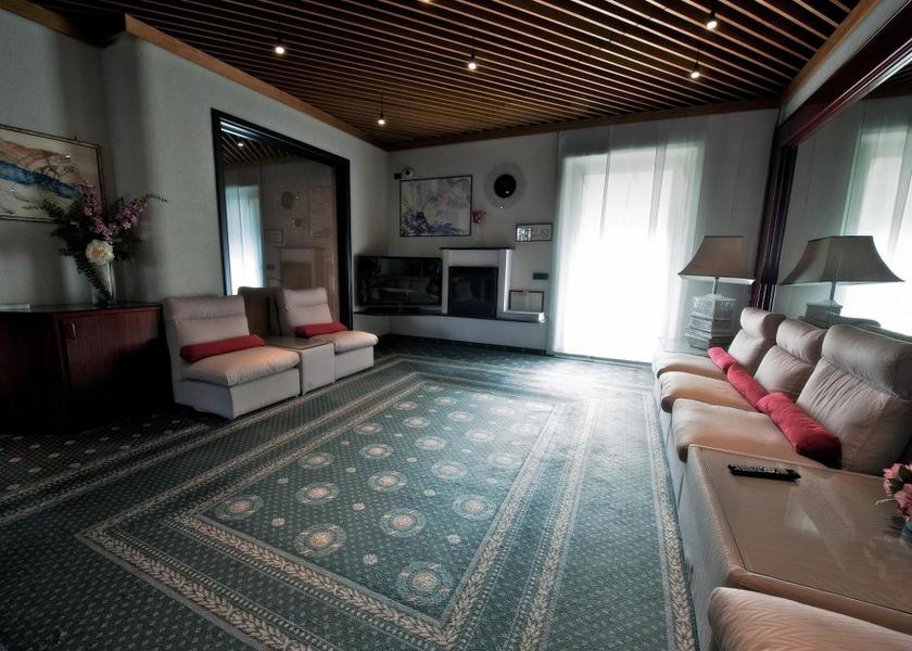 shared lounge/tv area