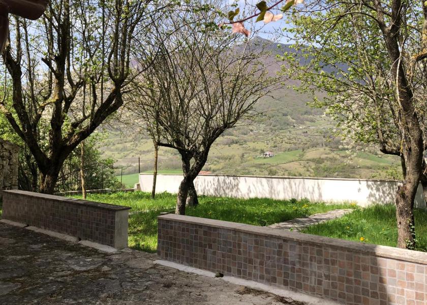 Abruzzo Castel di Sangro garden