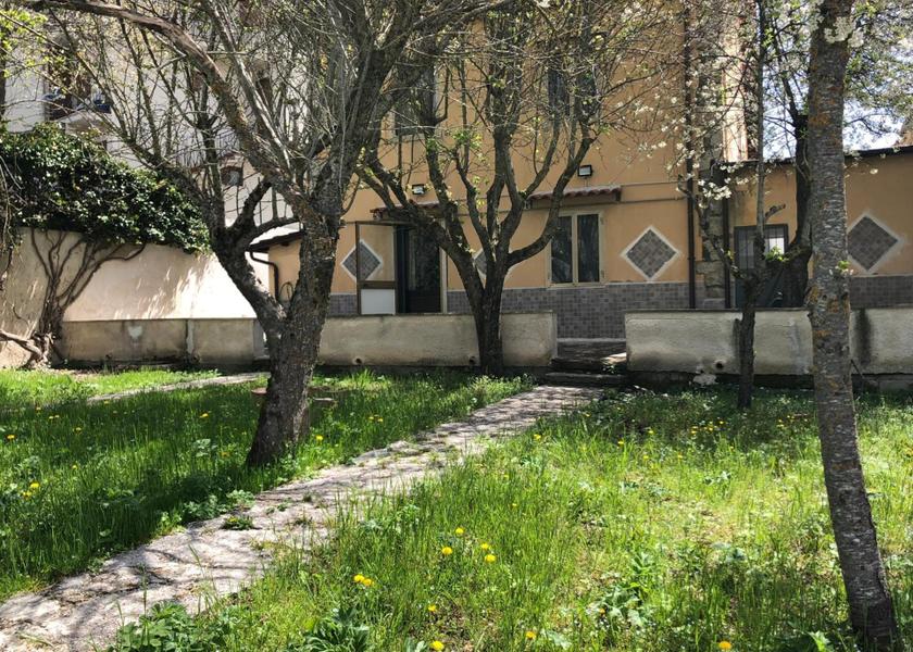 Abruzzo Castel di Sangro garden