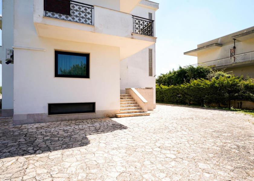 Puglia Castellana Grotte exterior view