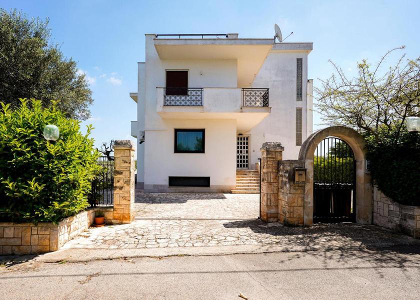 Puglia Castellana Grotte exterior view