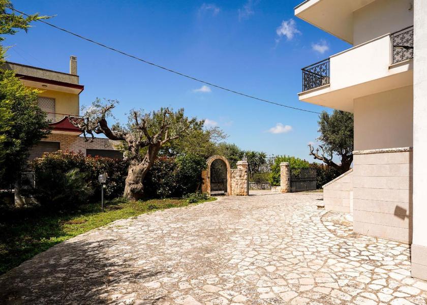 Puglia Castellana Grotte exterior view