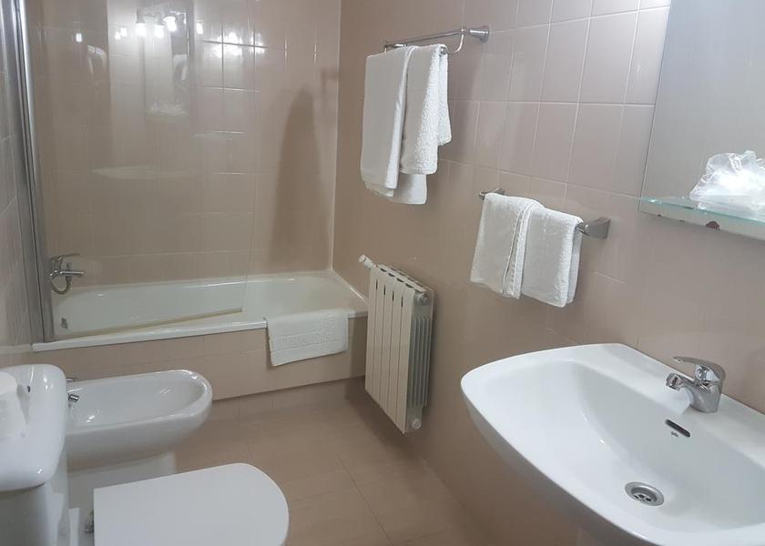Galicia Burela Habitacion Doble-con Supletoria-Baño en la habitacion