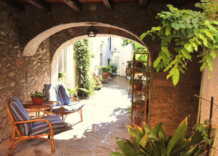 Lombardy Domaso garden