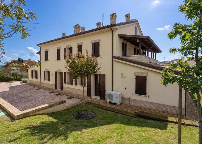 Marche Gradara garden