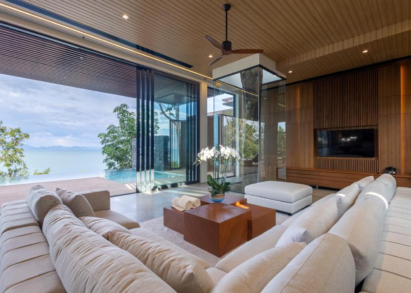 shared lounge/tv area