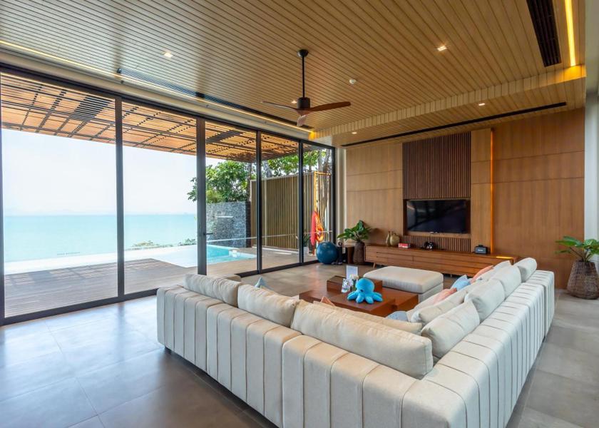 shared lounge/tv area