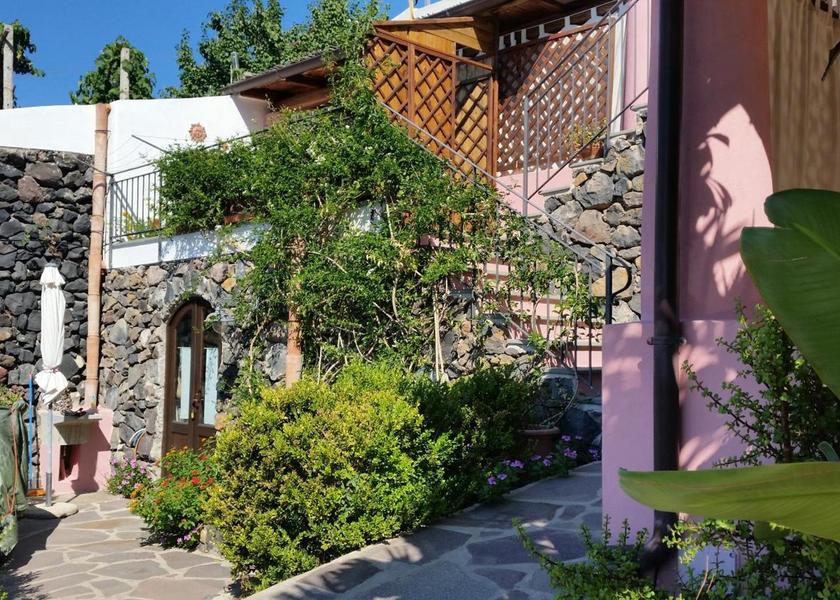 Sicily Leni exterior view