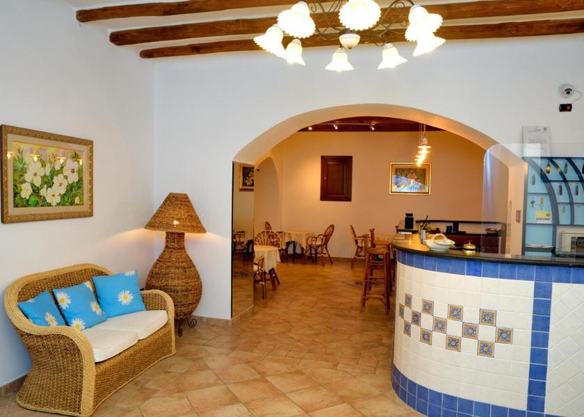 Sicily Leni lobby