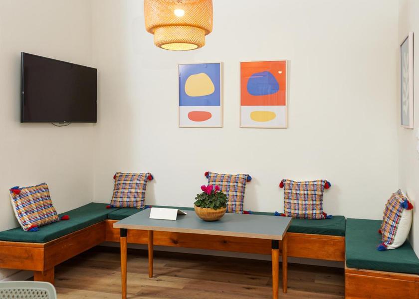  Tel Aviv shared lounge/tv area
