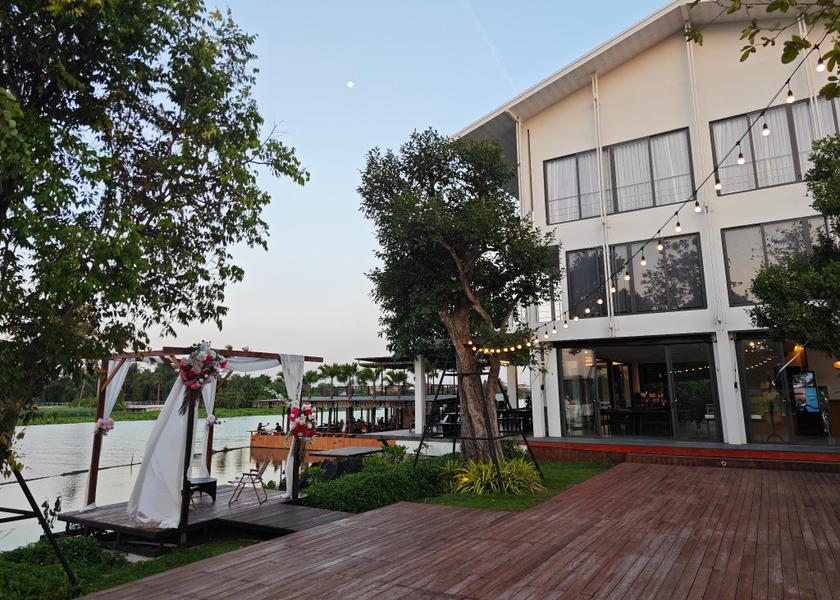 Nakhon Pathom Province Sam Phran exterior view