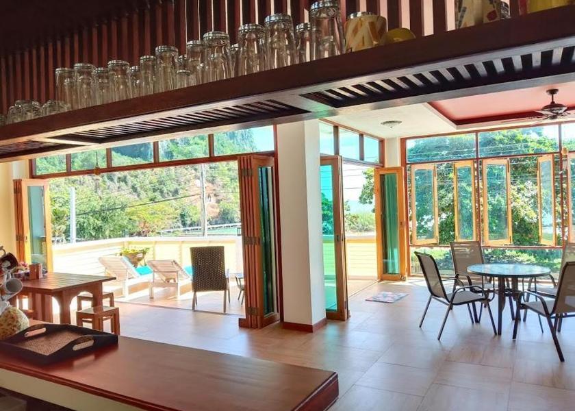 shared lounge/tv area