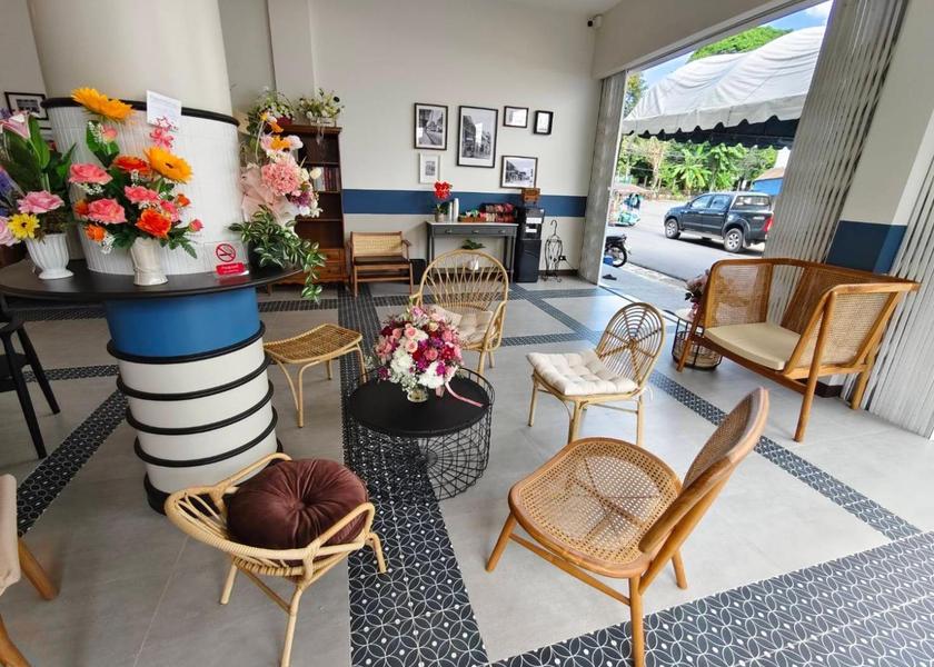 shared lounge/tv area