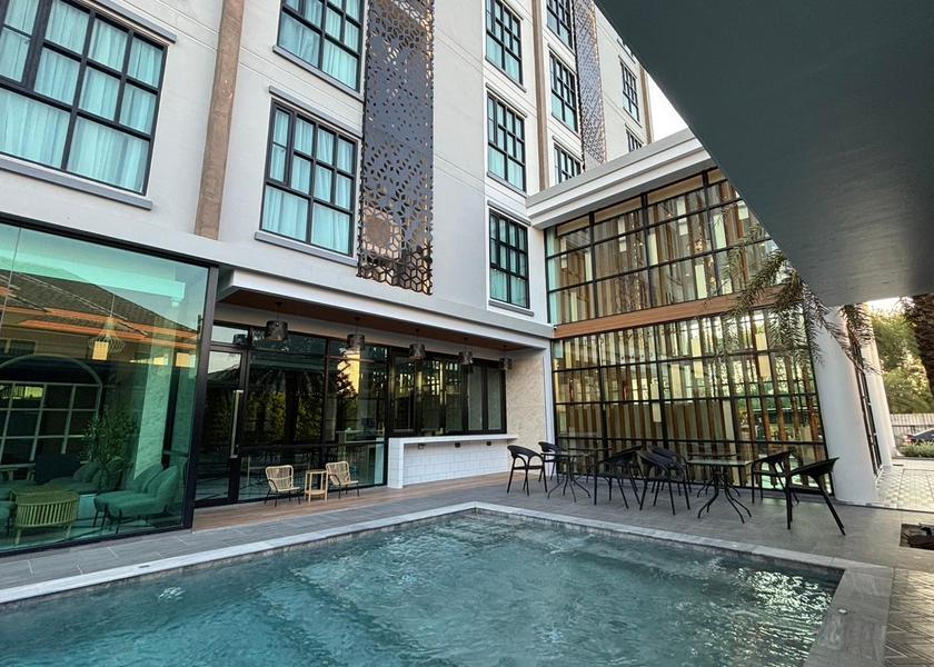 swimming pool [outdoor]