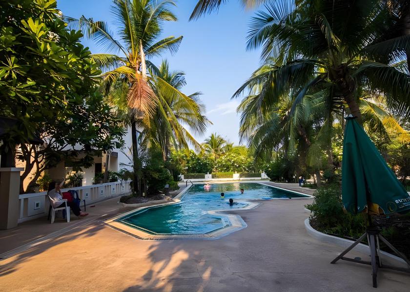 swimming pool [outdoor]