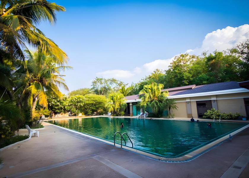 swimming pool [outdoor]