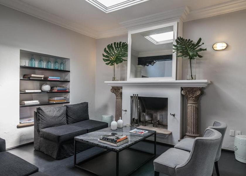 shared lounge/tv area