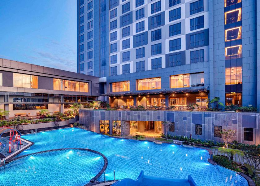 swimming pool [outdoor]