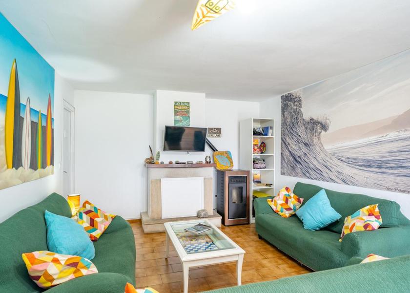 Cantabria San Vicente de la Barquera shared lounge/tv area