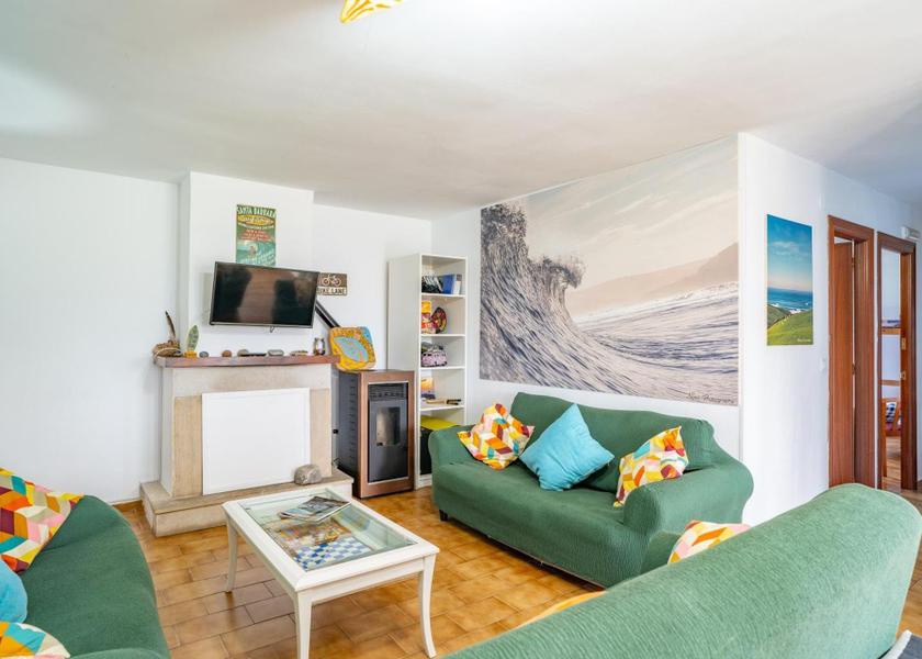 Cantabria San Vicente de la Barquera shared lounge/tv area