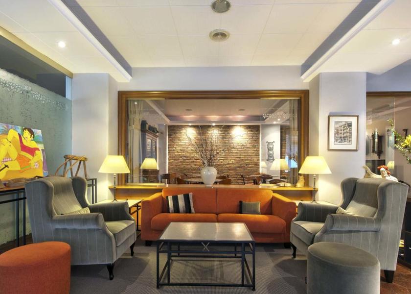Catalonia Sort shared lounge/tv area