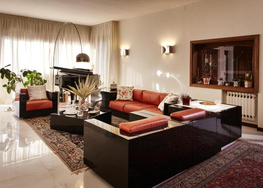 shared lounge/tv area