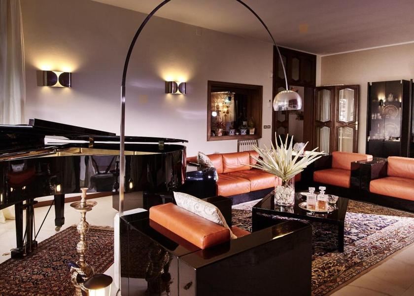 shared lounge/tv area