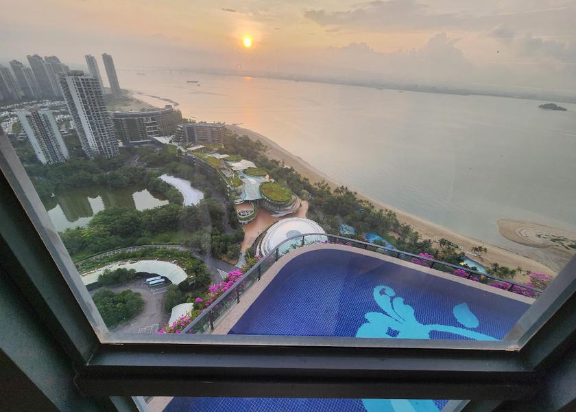 swimming pool [outdoor]