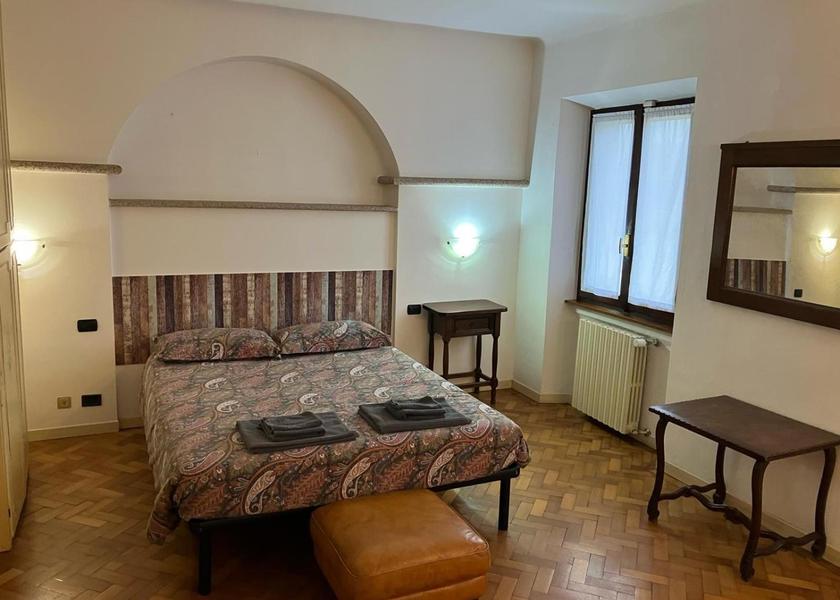 Lombardy Magenta Superior King Room