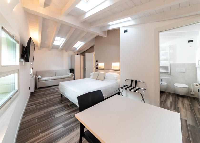 Lombardy Lovere Superior Room - Accessible