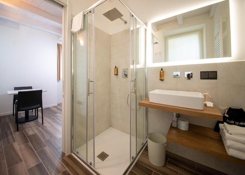 Lombardy Lovere Superior Room - Accessible
