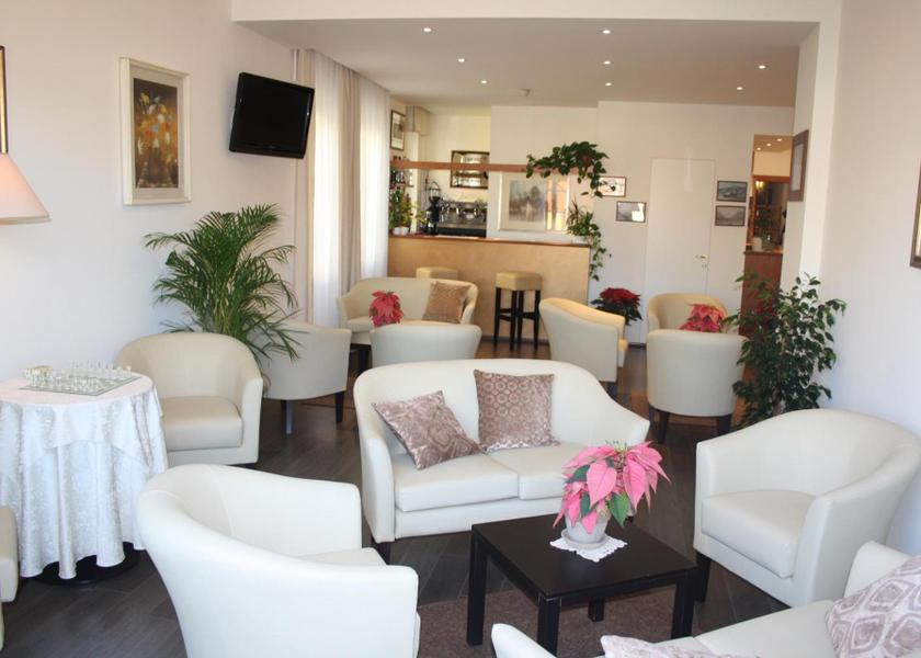 Shared lounge/TV area