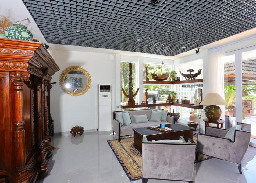 shared lounge/tv area