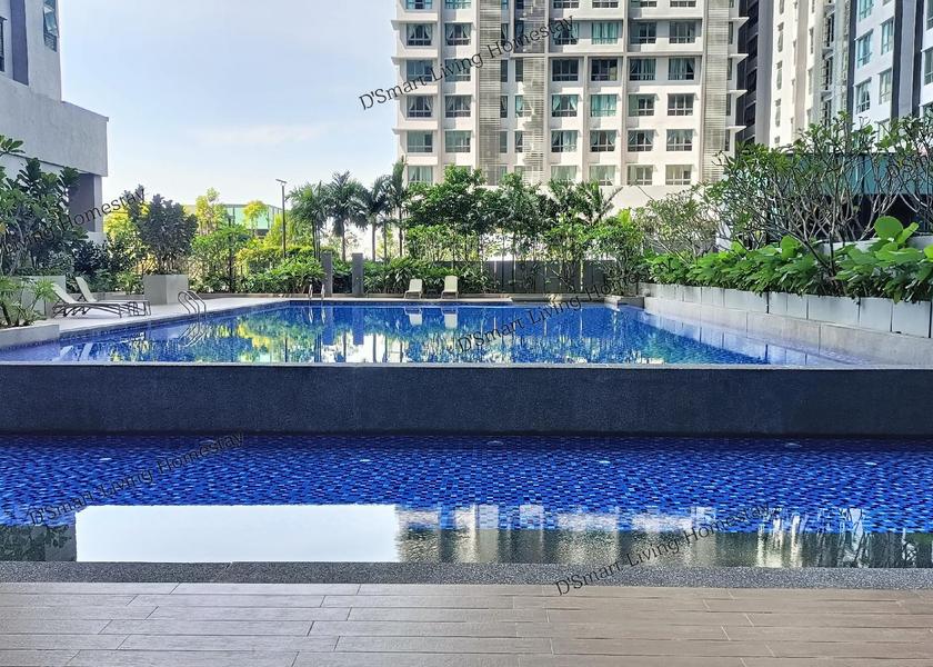 swimming pool [outdoor]