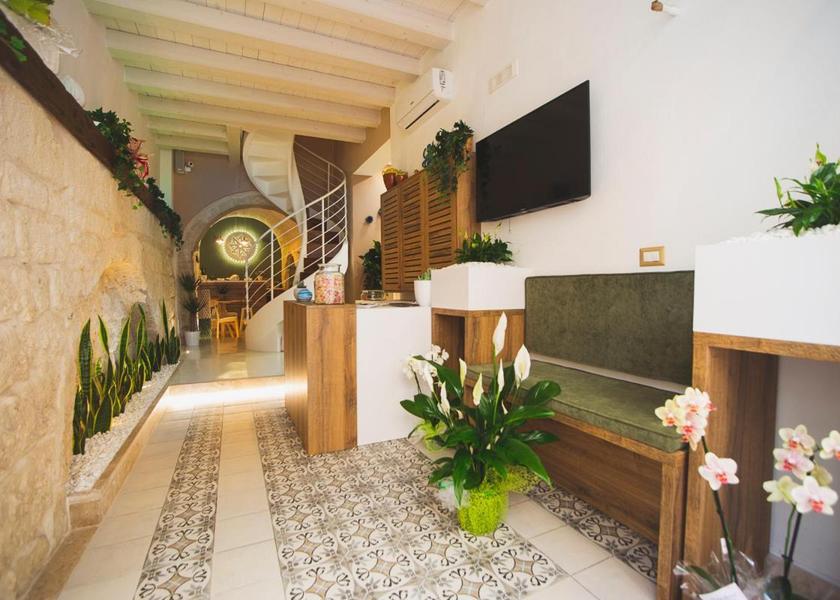 shared lounge/tv area