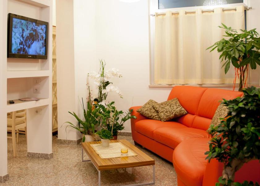 shared lounge/tv area