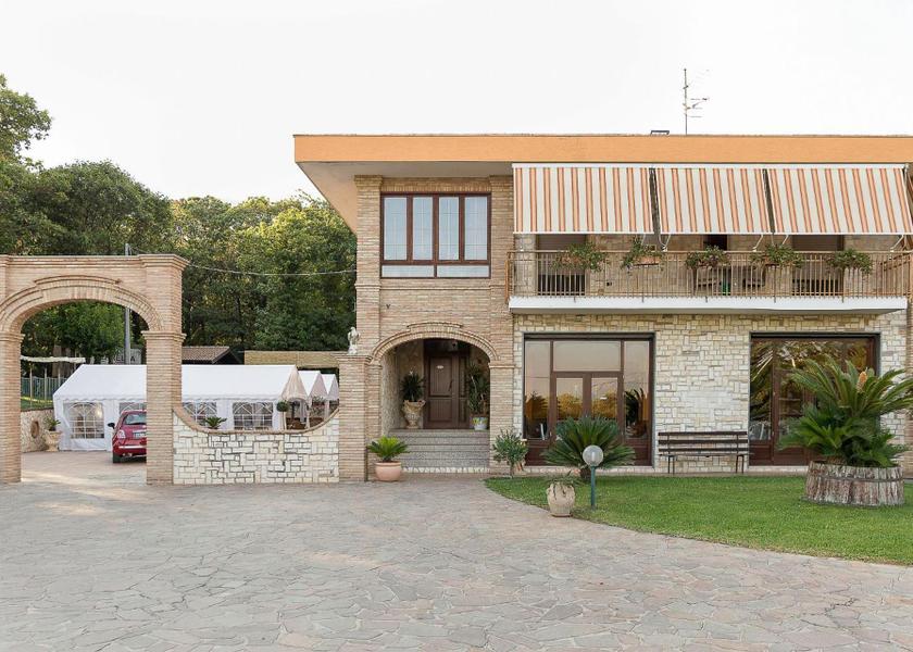 Campania Campagna exterior view