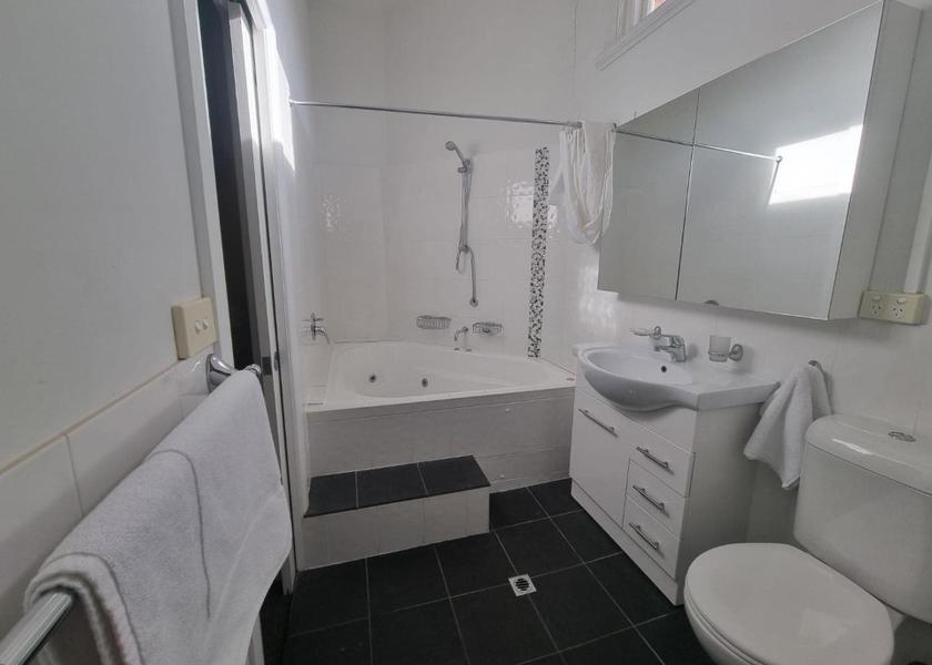 South Australia Murray Bridge Executive Suite with Spa Bath