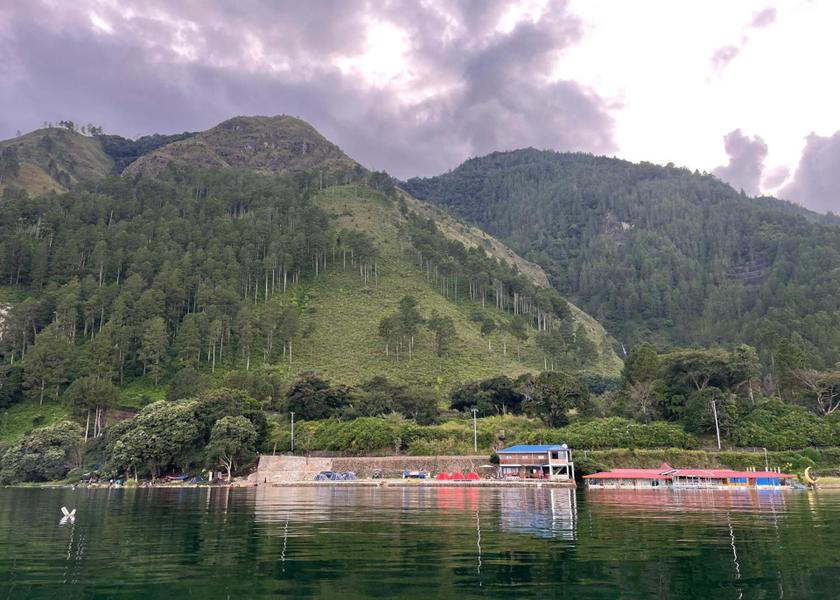  Samosir King Room with Lake View