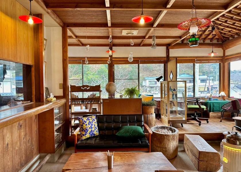 shared lounge/tv area