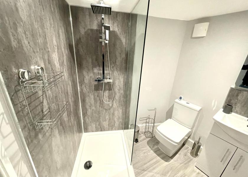 England Lymm shower