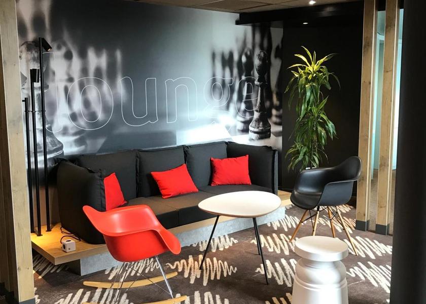 shared lounge/tv area