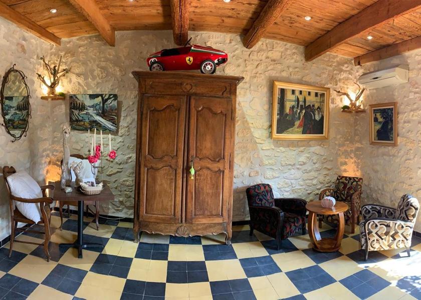 Provence - Alpes - Cote d'Azur Fontvieille 