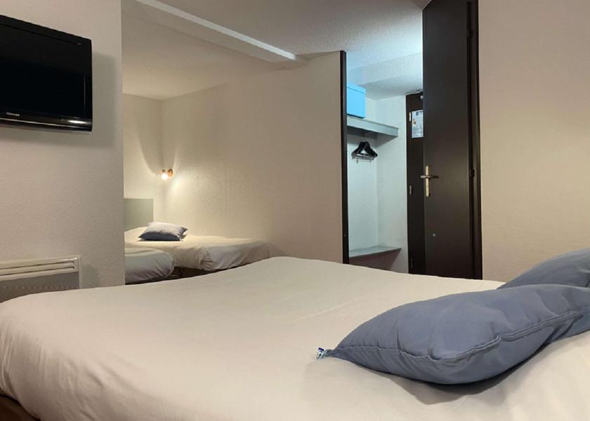 Centre - Loire Valley Vierzon Standard Room - 1 Double Bed 3 Single Beds