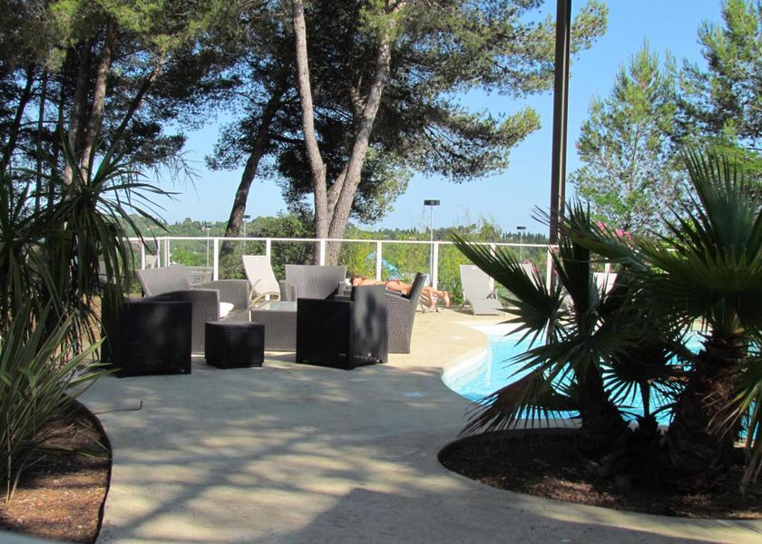 swimming pool [outdoor]